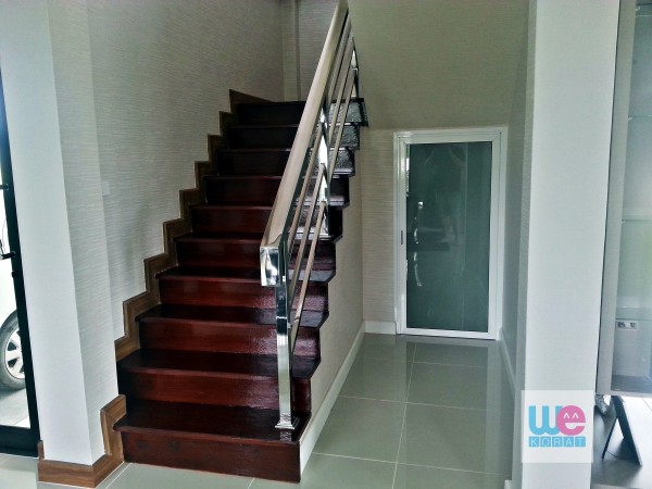 บันไดทางขึ้นชั้น 2 และห้องเก็บของ