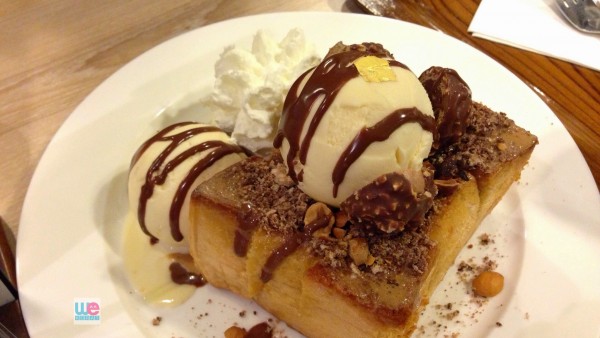 เมนูโทสต์ทั้งหลายที่เป็นเอกลักษณ์ของที่ร้าน จนคนต่อแถวรอทาน