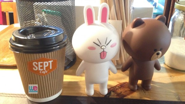 ท่านจะได้พบ Brown และ Cony มาสคอตของร้าน