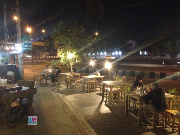 ร้านอยู่ริมถนนเลย