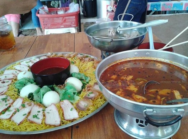บะหมี่ถาดหม้อไฟ ร้านซู๊ดเตี๋ยว (ภาพ IG nari_nary)