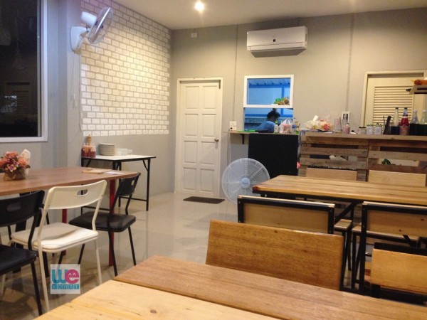 ร้านเล็กมีอยู่ 3 โต๊ะนะ
