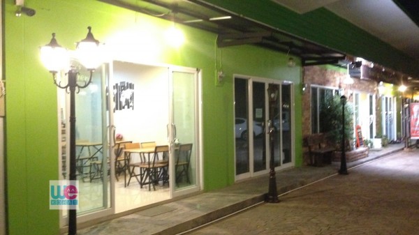 ร้านเขียวเด่นอยู่ด้านในสุด