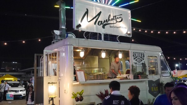 ร้าน Manhattan Food Truck ของครัว 9x9 เสิร์ฟเบอร์เกอร์และพิซซ่า