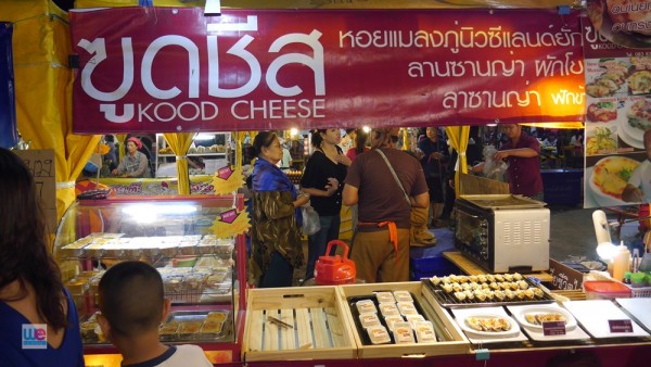 ร้านขูดชีส ที่เอาหอยมาโรยชีสหลายรสชาติแล้วอบ