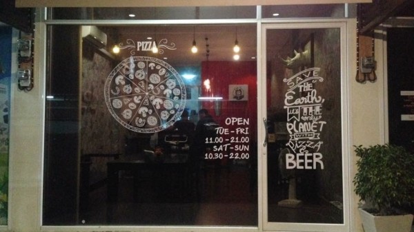 ร้าน Big Girl Pizza (ภาพจาก FB ร้าน)