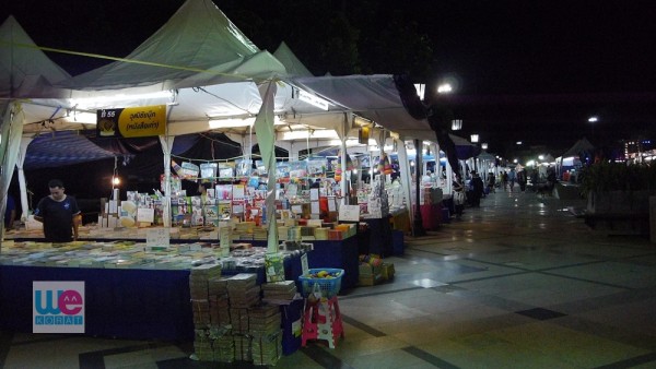ถ้ามาดูหนังสือ แนะนำช่วงกลางคืนดีกว่า ไม่ร้อน