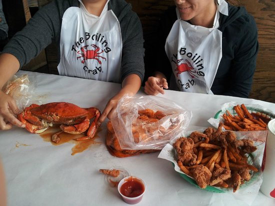 ซีฟู้ดถังร้าน The Boling Crab ทีอเมริกา (ภาพจาก TripAdvisor)
