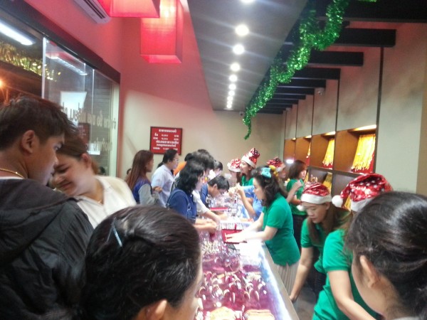 ในช่วงเทศกาล ที่ร้านก็ปรับบรรยากาศตามด้วย