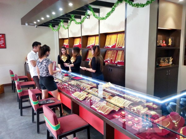 บรรยากาศในร้านที่อบอุ่นเป็นกันเอง แตกต่างไปจากร้านทองทั่วไป