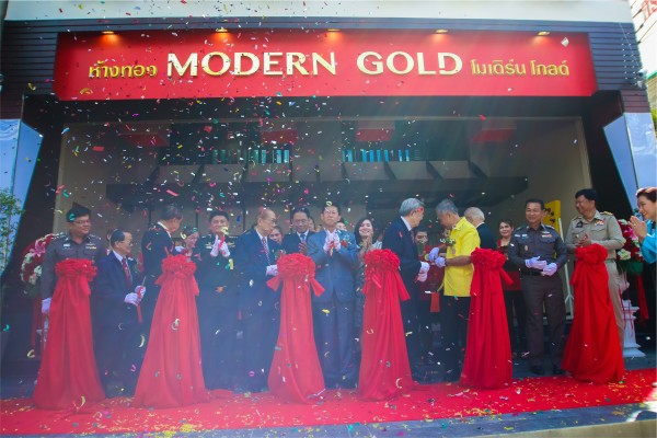 ร้านทอง Modern Gold ในวันทำพิธีเปิด