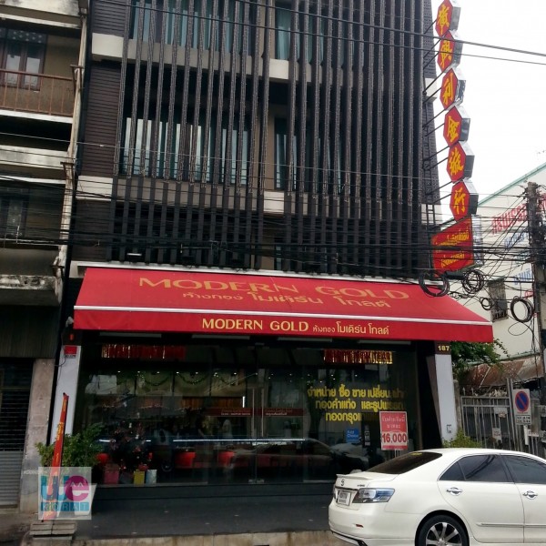 การออกแบบที่ดู Modern สมชื่อ จนหลายคนนึกไม่ถึงว่าเป็นร้านทอง (ฮา)