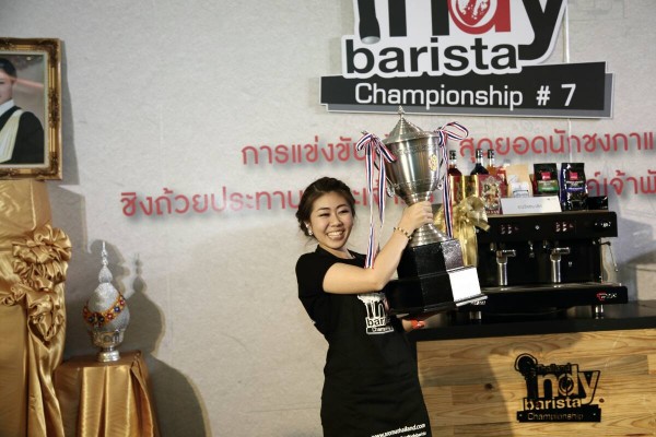 คุณจอย บาริสต้า แชมป์ประเทศไทยปี 2558 (ภาพ Facebook TIBC)
