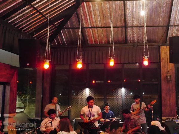 ดนตรีสดแนวแจ๊ส-บลูส์ สนุกมาก