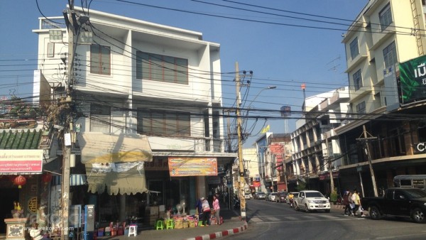 ถนนราชดำเนิน บริเวณหน้าย่าโม ซึ่งอยู่ในแผนนำสายไฟฟ้าลงใต้ดิน