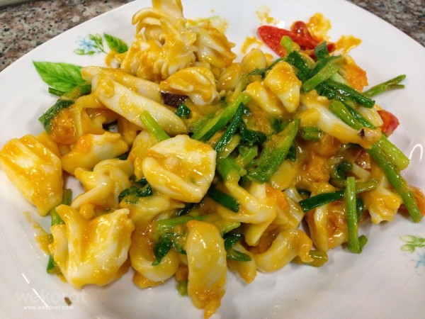 ปลาหมึกผัดไข่ไชยา
