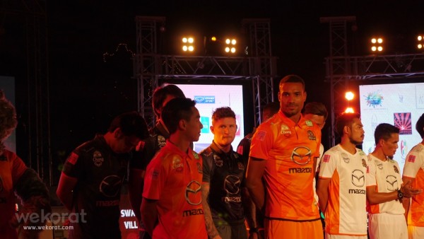 Marco Tagbajumi (มาร์โก ทักบาจูมี่) ผู้เล่นใหม่ที่มาเสริมทัพกองหน้า ที่มาพร้อมความสูงถึง 187 เซนติเมตร
