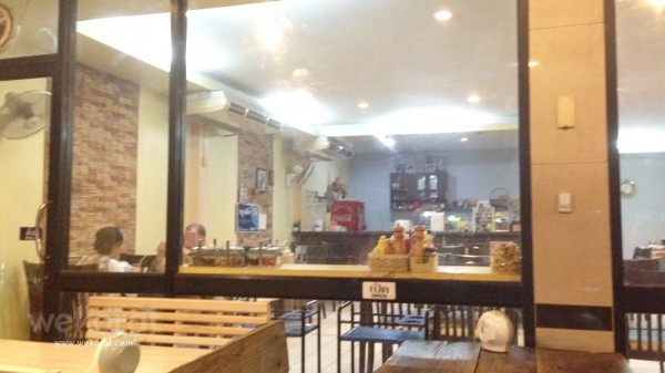 บรรยากาศในร้าน มีทั้งในห้องแอร์ และด้านนอก