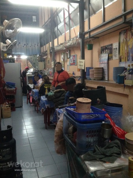 ร้านเป็นห้องแคบๆ แถวเดียวอย่างนี้แหละ