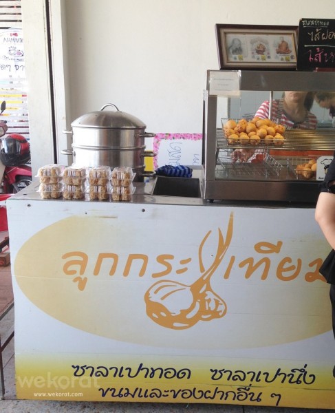 ที่ร้านมีของฝากขายหลายอย่าง แต่ที่ต้องมาโดนก็คือซาลาเปาทอด