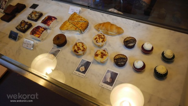 เมนูขนมของที่ร้าน Yellow Submarine Coffee Tank