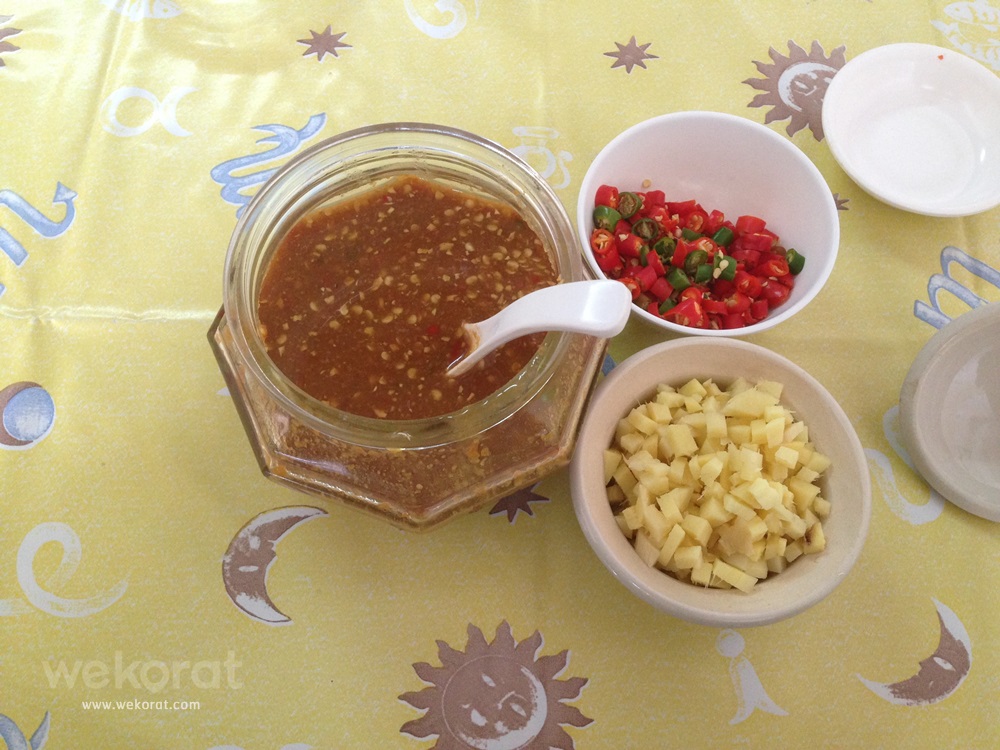 เครื่องปรุงพร้อมทุกโต๊ะ โดยเฉพาะขิงสดทีเด็ด