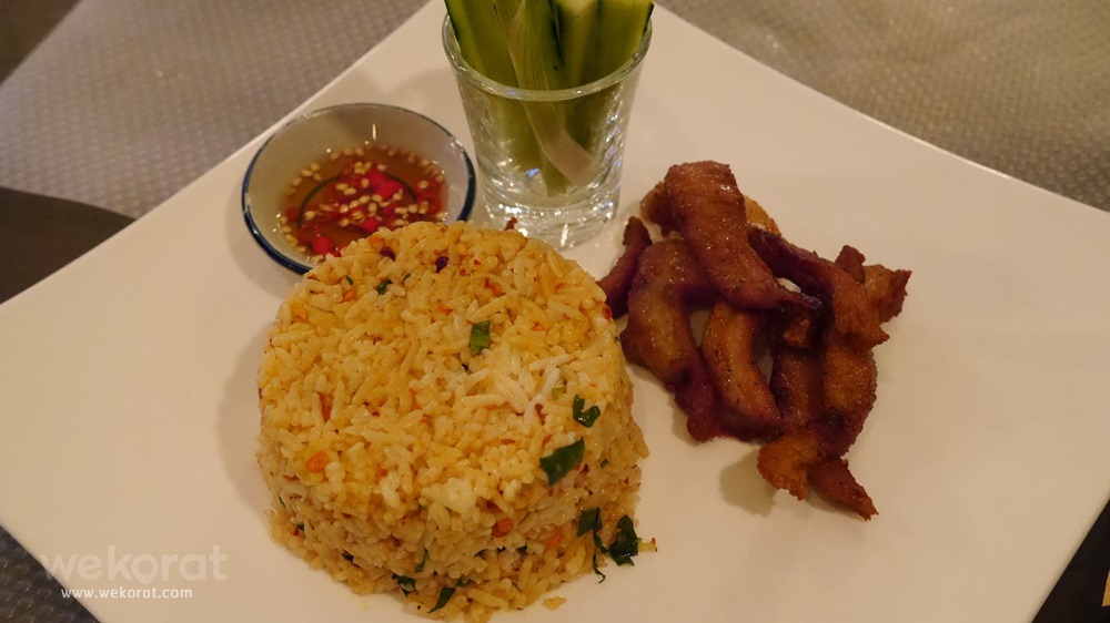 ข้าวผัดแจ่ว+คอหมูทอด