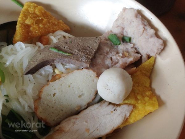 เครื่องก๋วยเตี๋ยวที่นี่จัดเต็มมาก