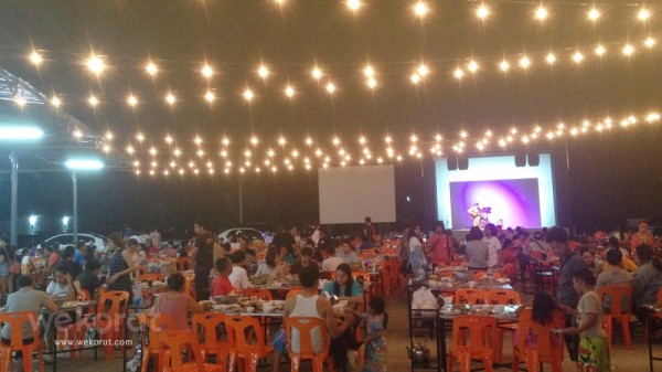 พื้นที่ร้านกว้าง มีดนตรีสดด้วย