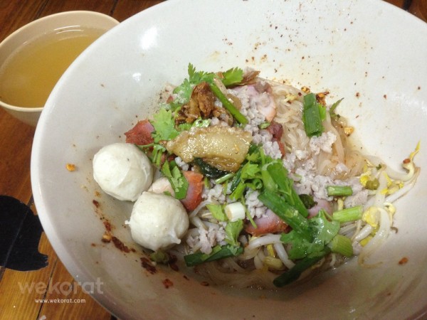 เส้นเล็กต้มยำหมู