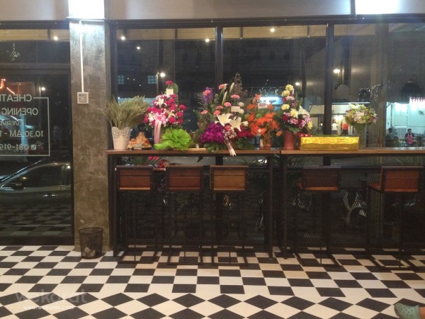 ร้านกว้างขวาง มีมุมนั่งรอ นั่งทานเยอะ