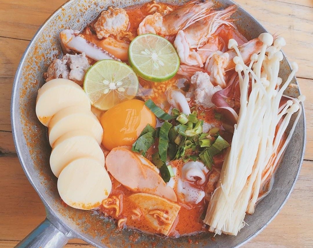เมนูเด่น ต้มมาม่าบ้าพลัง รวมมิตร (ภาพ IG: raiziin)