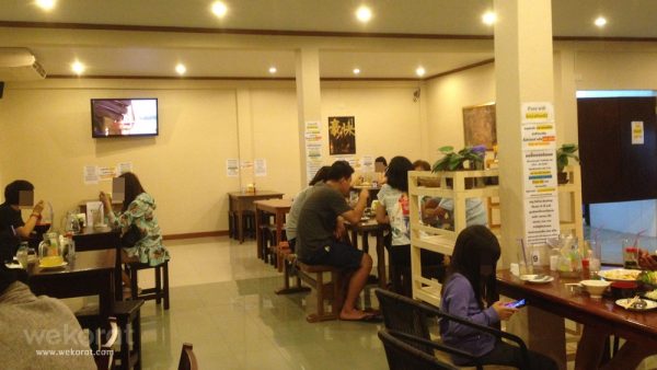 บรรยากาศร้าน โต๊ะเยอะขึ้น