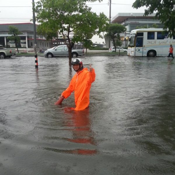 เจ้าหน้าที่ตำรวจต้องลงมาอำนวยความสะดวก ทุกครั้งที่ฝนตกหนัก (ภาพ ธนกฤต นพพลกรัง)