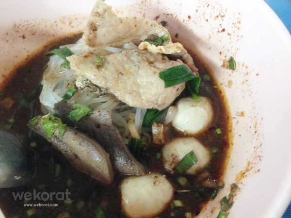 พวกเครื่องในชุด มีทั้งหมูหมัก ตับ ลูกชิ้น
