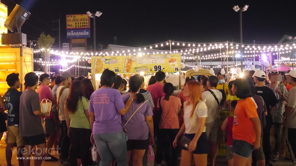 คนเยอะมาก ร้าน Chicken Hour