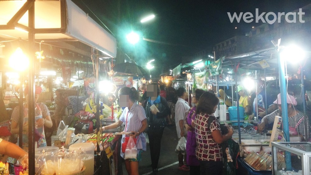 ตลาดย่าโม มีโซนขายกับข้าวในช่วงเย็น