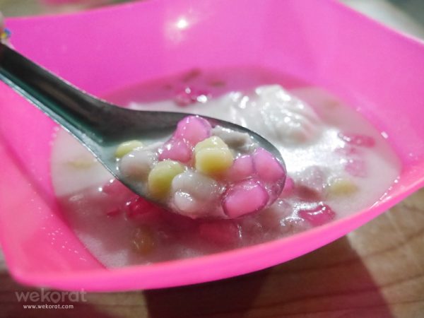 บัวลอยที่นี่ มีทับทิมกรอบผสมด้วย