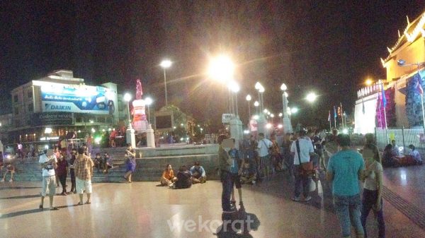 บริเวณลานหน้าย่าโมมีแสงไฟสว่างอยู่ แต่ผู้เล่นก็ต้องระมัดระวังความปลอดภัยด้วย