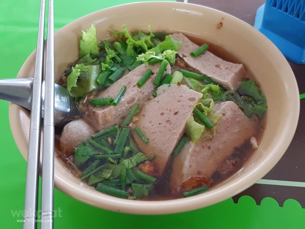 เส้นเล็กน้ำหมูยอ