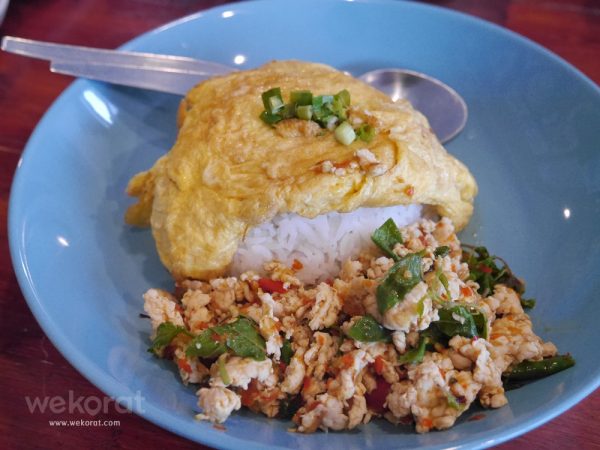 ข้าวกะเพราะไก่ไข่ดาว (ในภาพเป็นไข่เจียว) ที่ทางร้านให้นักดนตรีทานฟรี