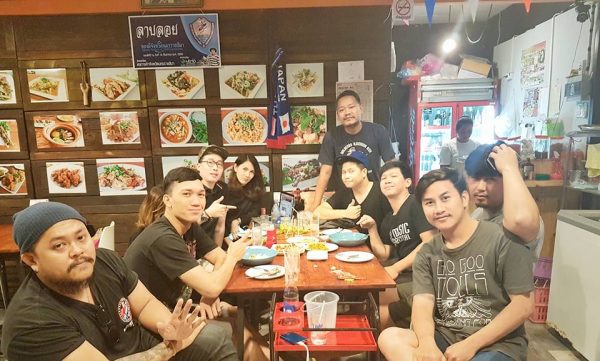 นักดนตรี คนกลางคืน ที่มาร้านลาบลอย (คุณโก๋ คือคนที่ยืนด้านหลัง)