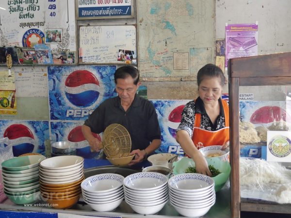 เฮียน้อย และเจ๊สมัย ร้านก๋วยเตี๋ยวเสวย น้อย หลักเมือง