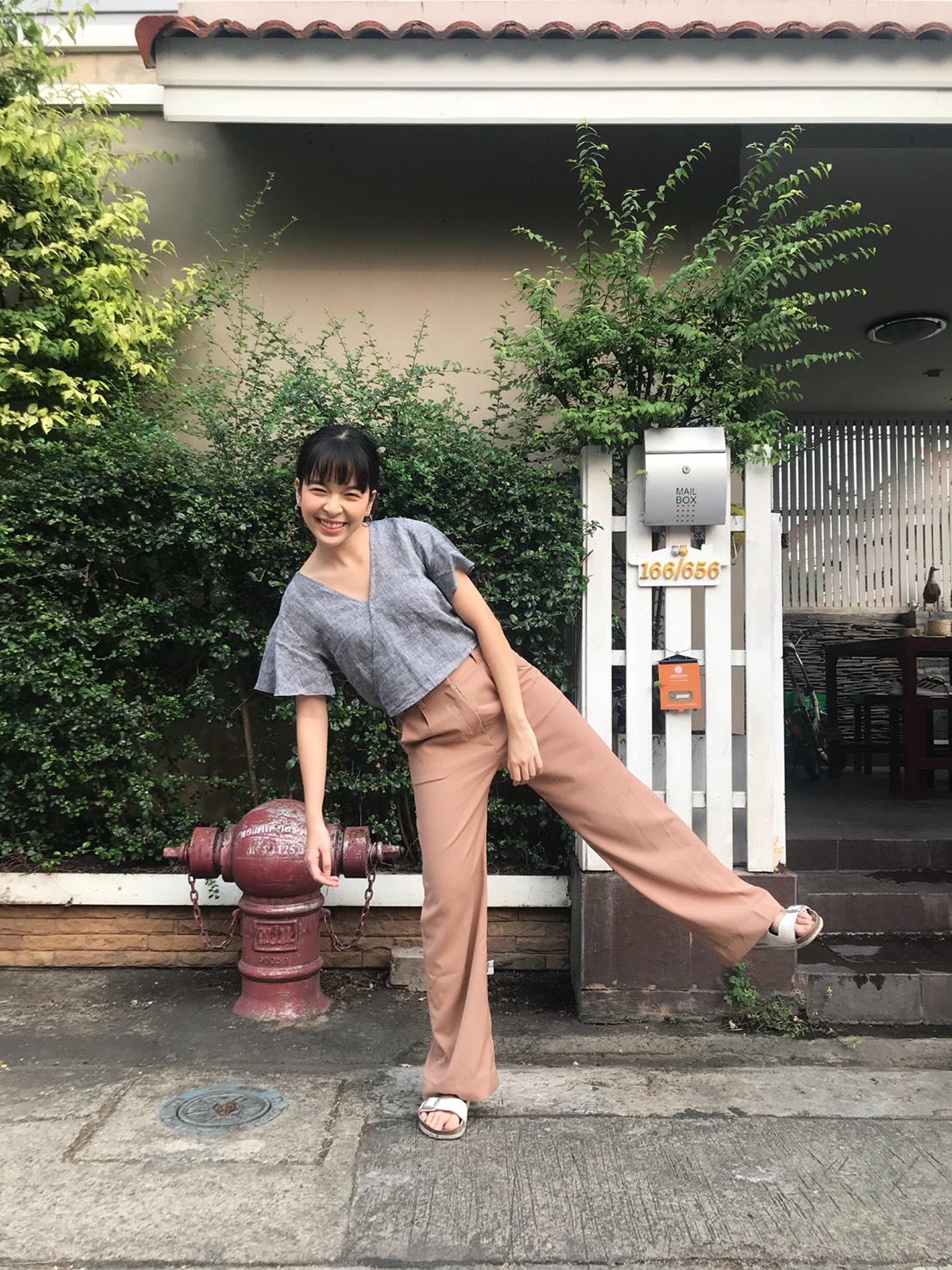 เสื้อครอป : SUMMER HOUSE , กางเกงขายาว : Summary