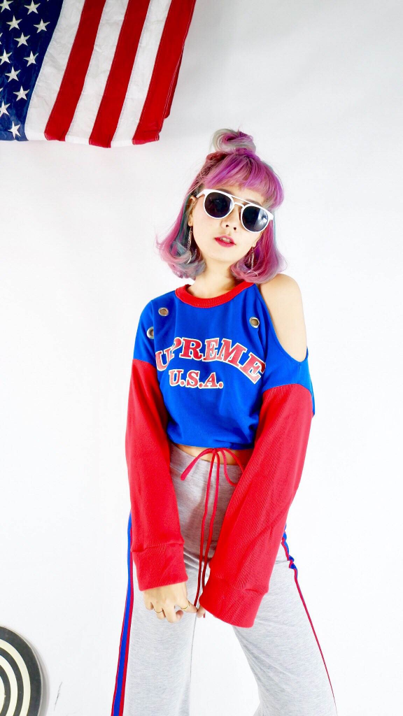 เสื้อแขนยาวเจาะตาไก่ - 390 THB