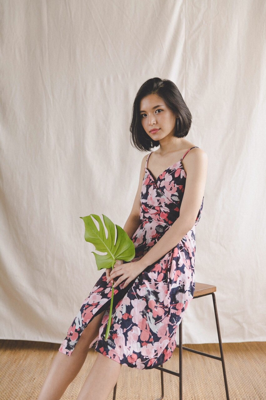 เดรสสั้น สายเดี่ยว Sofia wrap dress : 890 THB