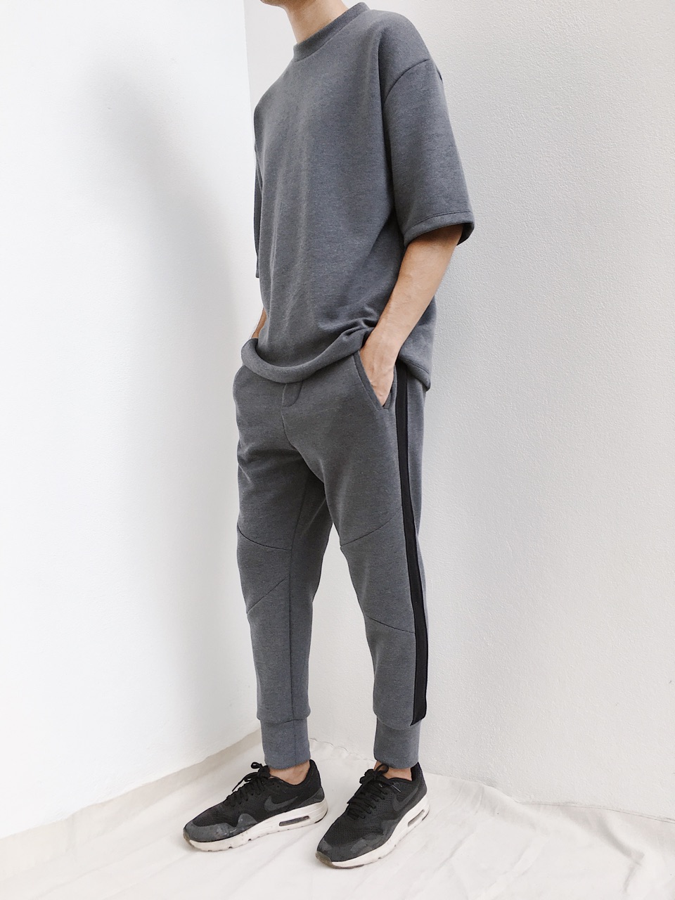 Set เสื้อยืดคอกลม + กางเกงขายาว : 990 THB