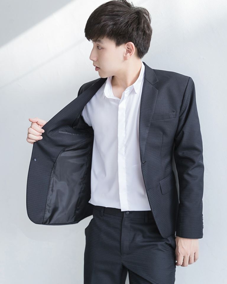 Black Geometric Suit : 4,790 THB