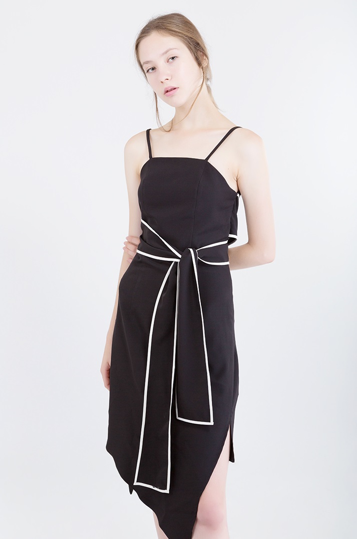 เดรสสายเดี่ยว Annette Bow Dress - 2,490 THB