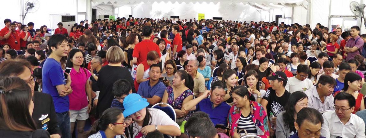 The crowd on balloting day at Forest Woods, during which 337 units were snapped up